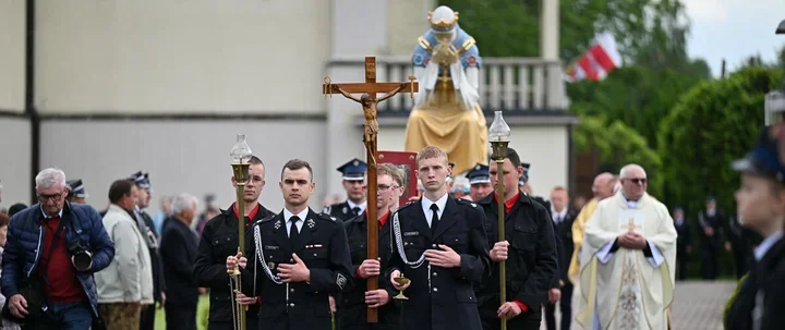Strażacy z Jasła i okolic wyruszyli do Dębowca. W tłumie znalazł się zabytkowy Chevrolet z Kołaczyc