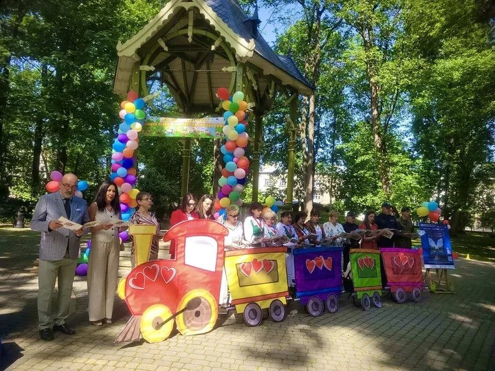 Mundurowi z Komendy Powiatowej Policji w Jaśle zamiast interwencji czytali bajki