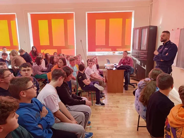 Policja w szkołach - jasielscy funkcjonariusze uczą nieletnich praw i obowiązków