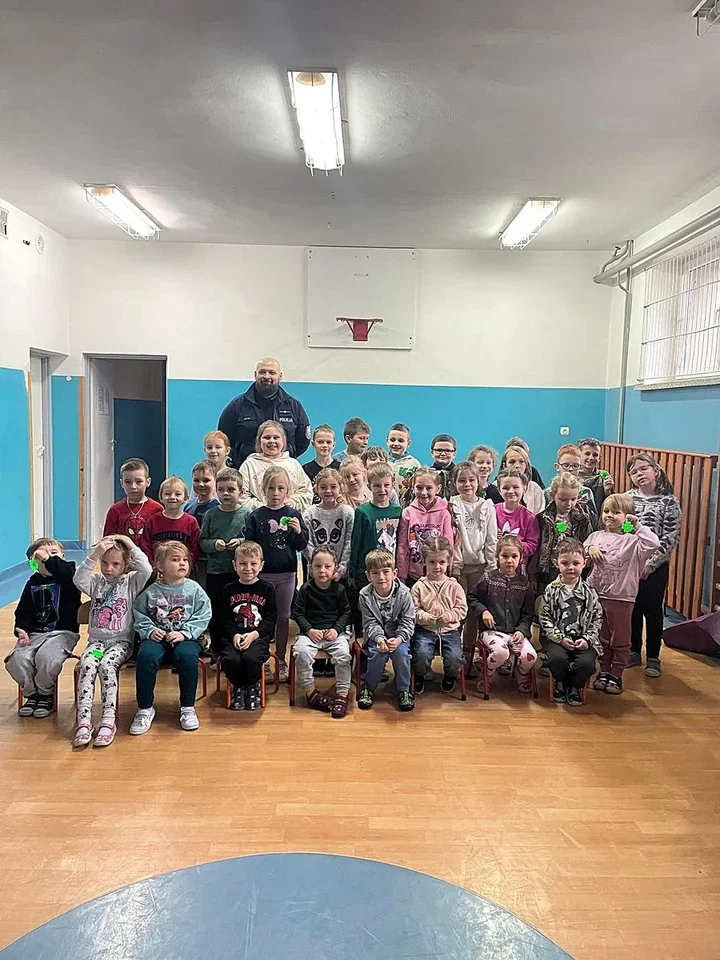 Jasielscy policjanci uczą dzieci o zagrożeniach online i bezpieczeństwie ferii