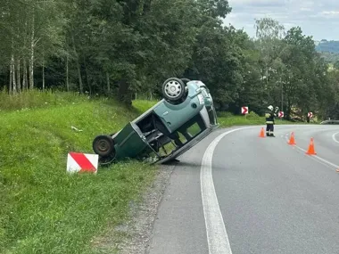 Microcar dachował w Kołaczycach - kierująca nie miała prawa jazdy