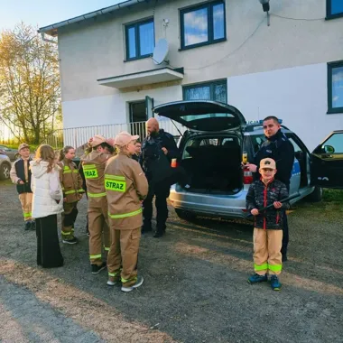 Dzielnicowi z Kołaczyc ostrzegli dzieci przed siecią, drogą i agresywnym psem
